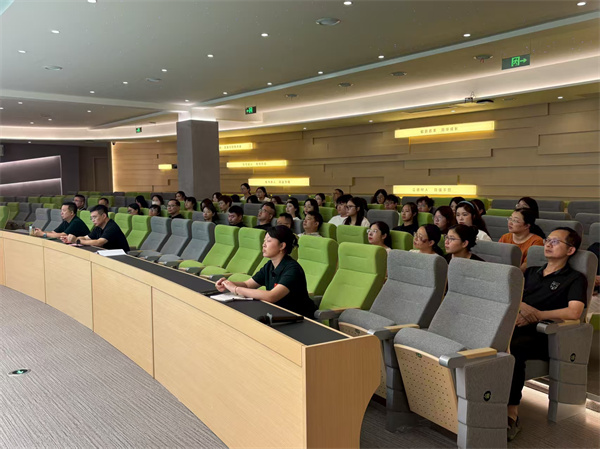 高一年级全体教师参会.jpg