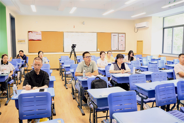 生物：老师们听讲座现场.jpg