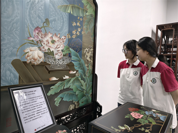 参观漆器非遗馆.jpg