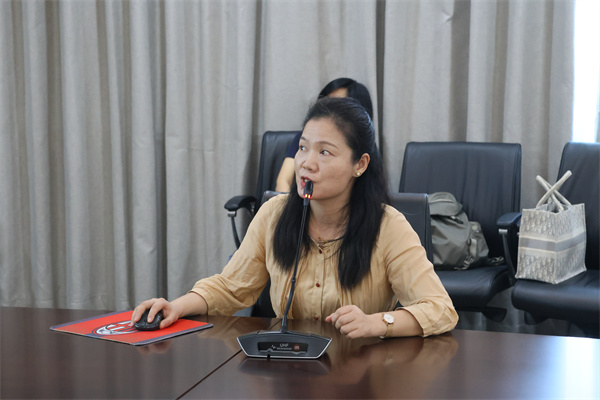 扬大附中胡红玉老师发言.jpg