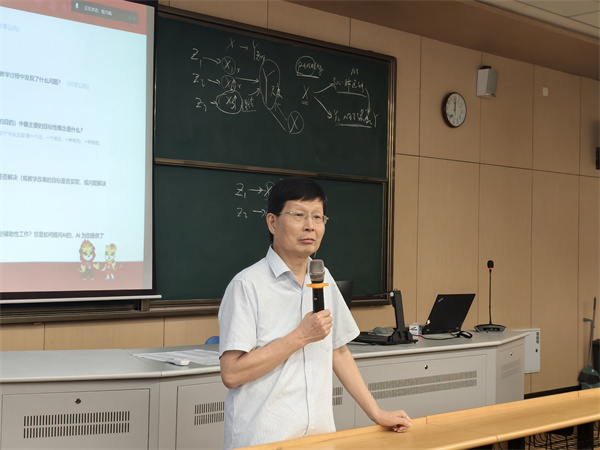 地理体育组：陈昌文教授评课.jpg