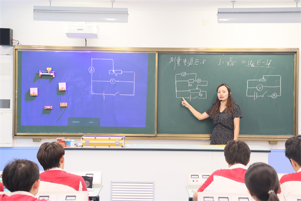 物理组：孙晗钰老师上课.jpg