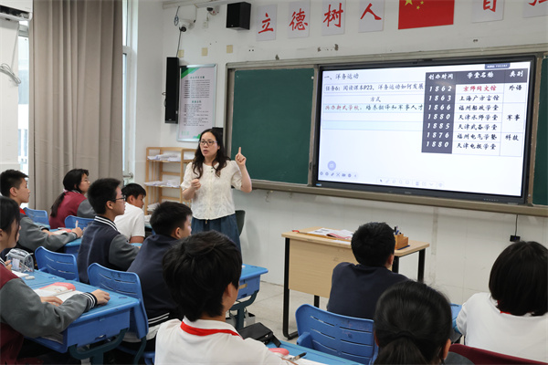 历史心理组：成汝美老师上课（初中）.jpg