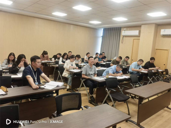 数学组全体老师听课现场.jpg