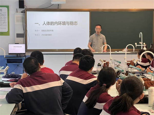 高双晨老师上课.jpg