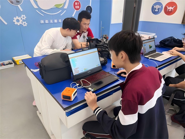 扬州大学信息工程学院刘致授课.jpg