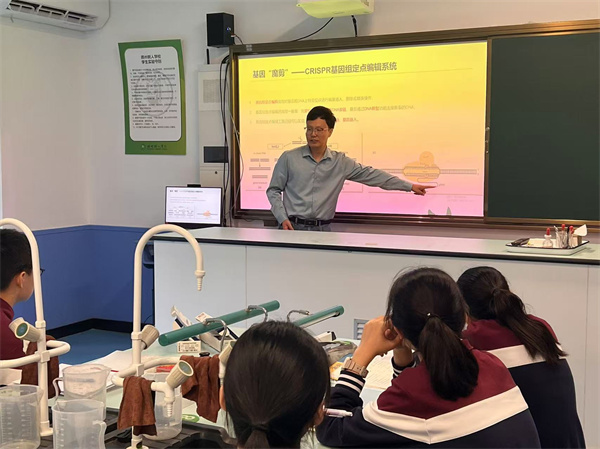 扬州大学生物科学与技术学院实验中心主任孙勤富博士.jpg
