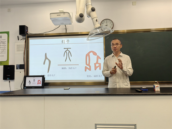 扬州大学景崤壁教授做讲座.jpg