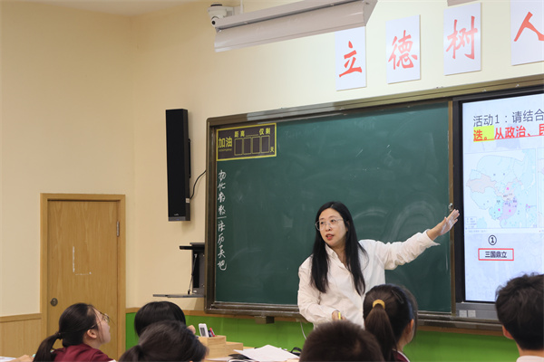 历史心理组：蔡静老师上课（高中）.jpg