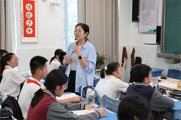 地理体育组：崔兰兰老师上课.jpg