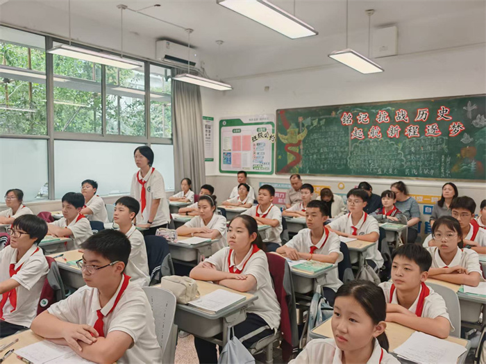 组内老师认真听课.jpg