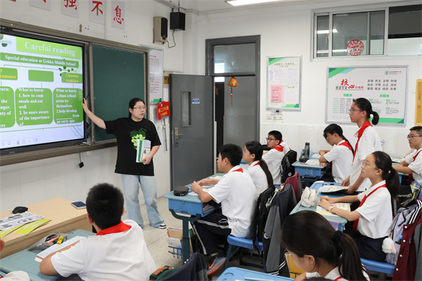 初中英语组：孙玥老师上课.jpg