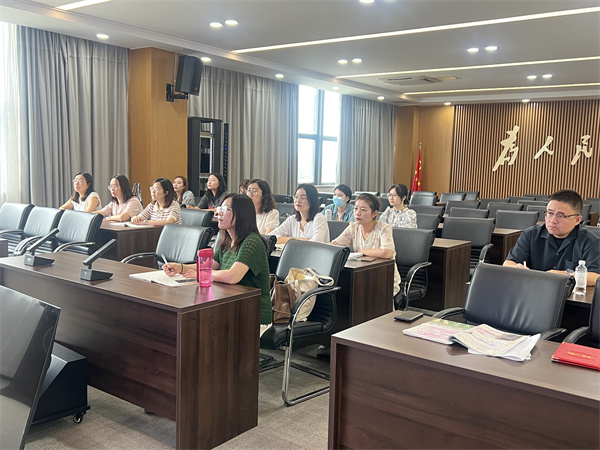 高一高二同仁认真听取发言.jpg