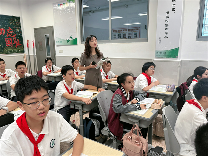 与学生互动.png
