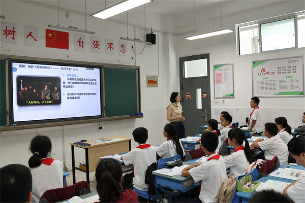 政治音乐组：李芳老师上课.jpg