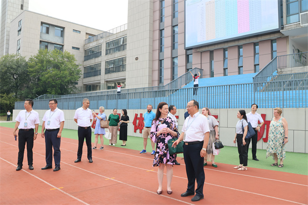 观摩课间操.jpg