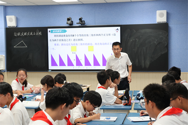 数学组：王久江老师上课（初中）.jpg