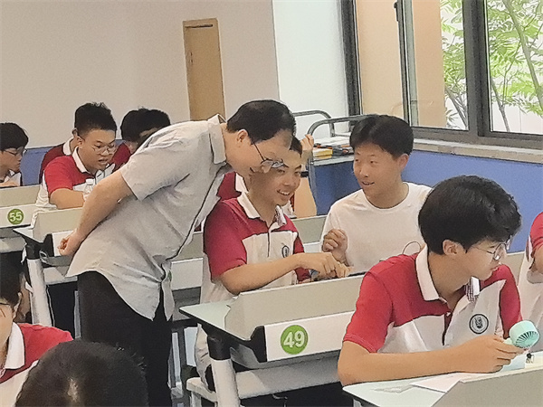 物理组：潘苏东教授指导学生.jpg