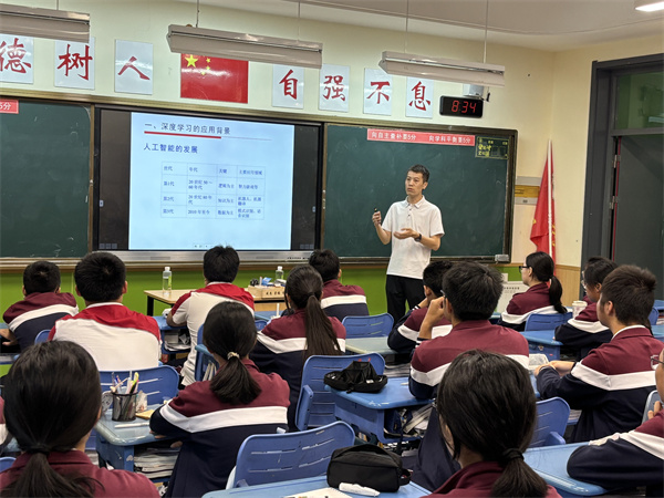 扬州大学数学学院师资博后于陆洋开设讲座.jpg
