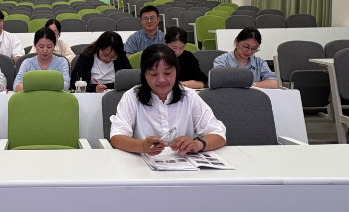 顾老师主持.jpg