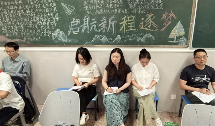 生物组老师们听课.jpg