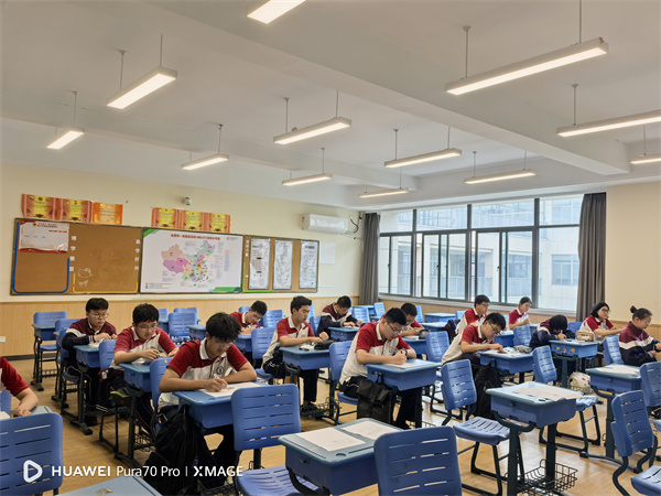 学生听课.jpg