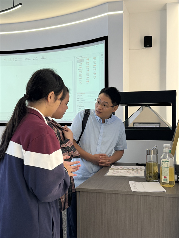 讲座结束后依旧交流的专家与学生.jpg