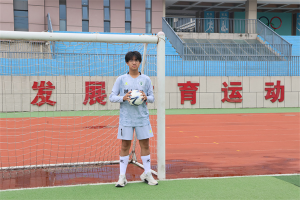 高二5班 周昱玮 门将.jpg