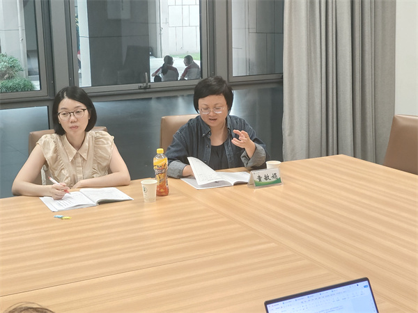 政治音乐组：副校长童敏娟评课.jpg