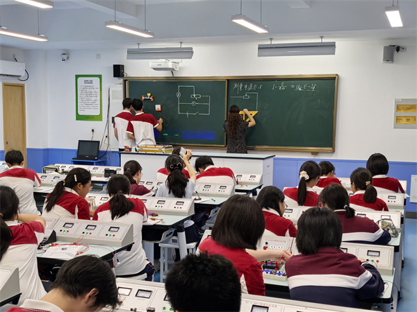 物理组：学生分组实验.jpg