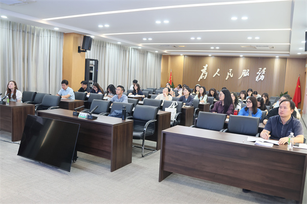语文组：评课交流现场.jpg