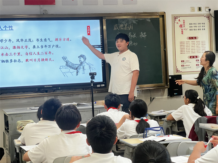 学生朗读.jpg