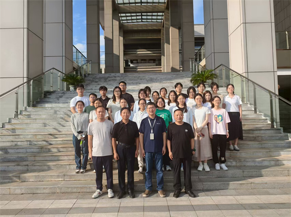 与实习生合影.jpg