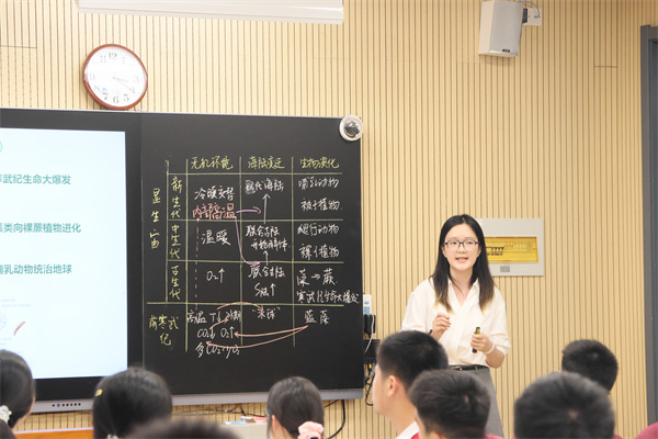 生物学张文静上课.jpg