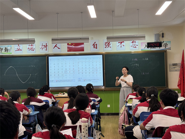 地理组：陈华琪老师上课.jpg
