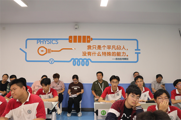 物理组：听课现场.jpg