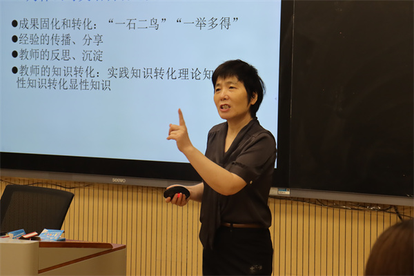 初中英语组：俞红珍教授做专题讲座.jpg