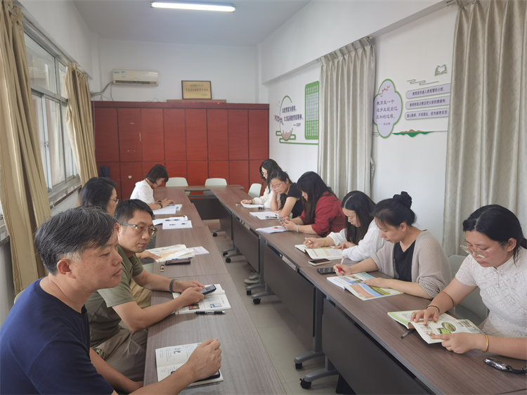 两校区老师参会.jpg