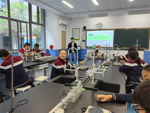研究生冯栩指导学生实验.jpg