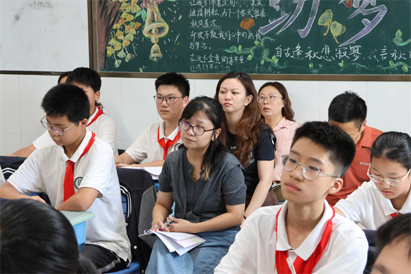 初中英语组：听课现场2.jpg