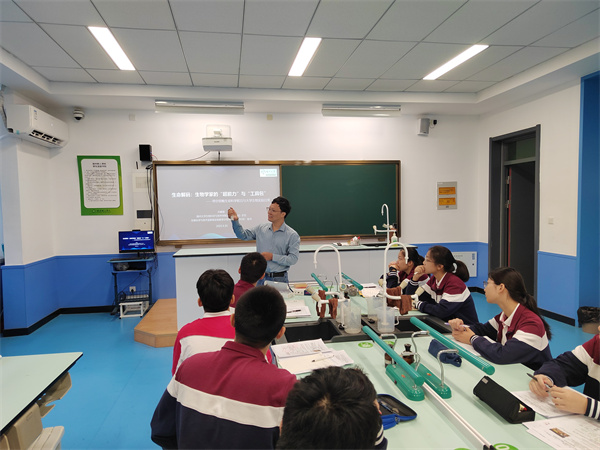 学生听课.jpg