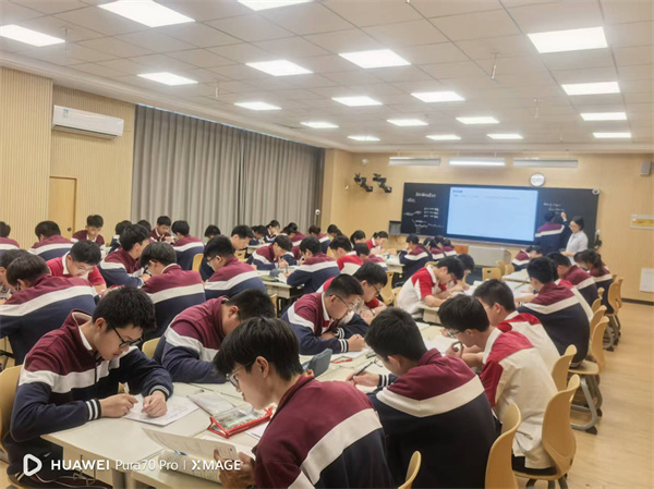 叶新红老师上课中.jpg