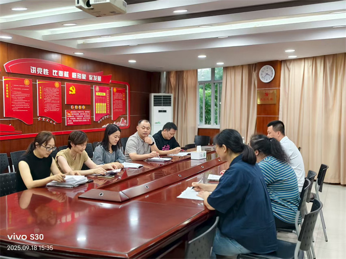 组内老师认真评课.jpg