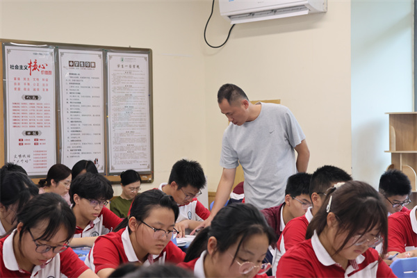 高中英语组：陈海强老师上课.jpg