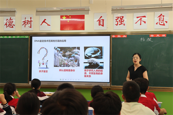 化学生物组：李任老师上课.jpg