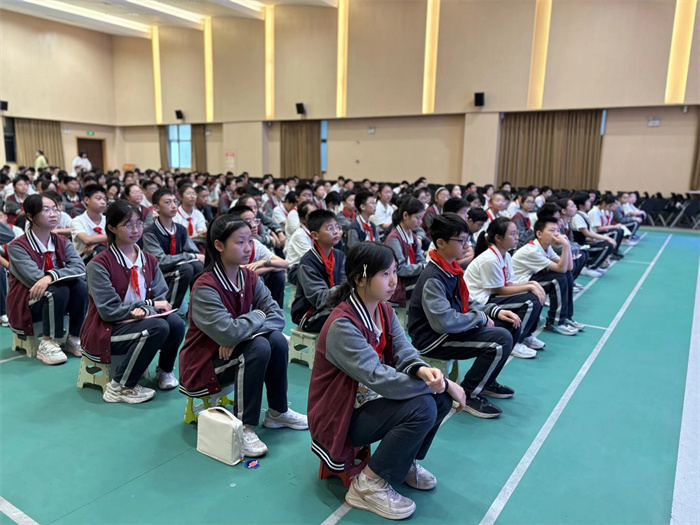 英语讲座学生听讲2.jpg