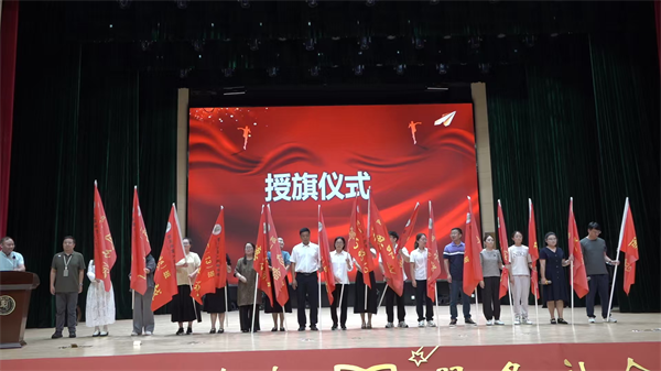 凤栖湖校区校长张鹏为各班级授旗.png