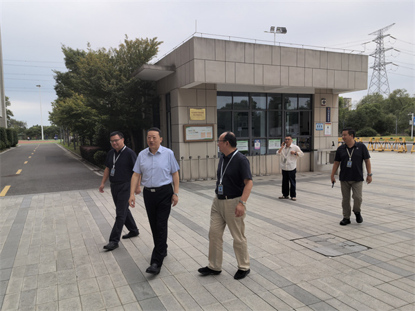 校领导热情接待邱月潮将军.jpg