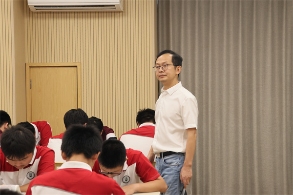 数学组：顾福勇老师上课（高中）.jpg
