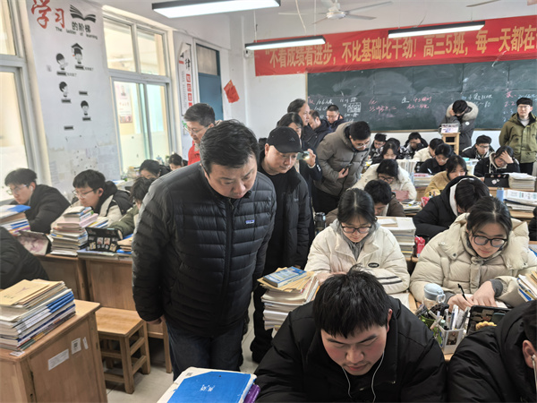 深入阜南亲情高级中学课堂.jpg